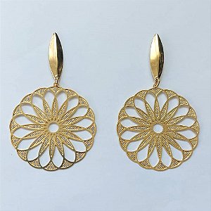 BRINCO FOLHEADO A OURO COM VERNIZ DIAMOND - BRINCO DE PINO BASE COMPRIDA E PINGENTE REDONDO VAZADO 40MM - OURO840