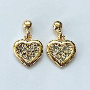 BRINCO FOLHEADO A OURO COM VERNIZ DIAMOND - BRINCO DE PINO BASE BOLINHA E PINGENTE CORAÇÃO COM ZIRCÔNIAS 12MM - OURO841