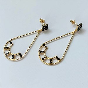 BRINCO FOLHEADO A OURO COM VERNIZ DIAMOND - BRINCO DE PINO GOTA VAZADA COM ZIRCÔNIAS NEGRAS 42MM - OURO842