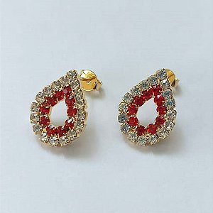 BRINCO FOLHEADO A OURO COM VERNIZ DIAMOND - BRINCO DE PINO GOTA VAZADA CRAVEJADA EM MICROS ZIRCÔNIAS CRISTAIS E VERMELHAS 16MM - OURO843