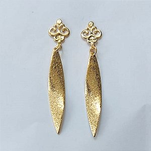 BRINCO FOLHEADO A OURO - BANHADO COM 5 MILÉSIMOS + VERNIZ DIAMOND - BRINCO DE PINO COM PINGENTE FOLHA TORCIDA 35MM - OURO852