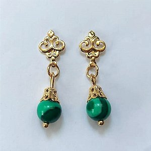 BRINCO FOLHEADO A OURO - BANHADO COM 5 MILÉSIMOS + VERNIZ DIAMOND - BRINCO DE PINO COM PINGENTE PEDRA MALAQUITA 8MM - OURO853