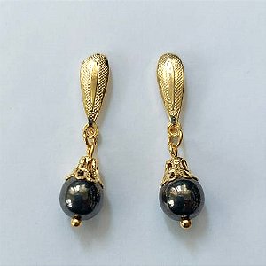 BRINCO FOLHEADO A OURO - BANHADO COM 5 MILÉSIMOS + VERNIZ DIAMOND - BRINCO DE PINO COM PINGENTE PORCELANA 8MM - OURO854