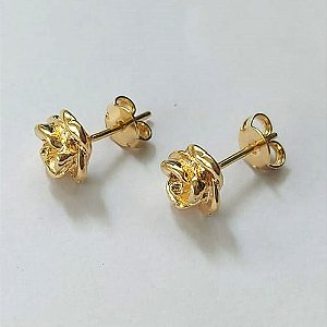 BRINCO FOLHEADO A OURO - BANHADO COM 5 MILÉSIMOS + VERNIZ DIAMOND - BRINCO DE PINO FLOR 8MM - OURO860