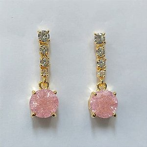 BRINCO FOLHEADO A OURO - BANHADO COM 5 MILÉSIMOS + VERNIZ DIAMOND - BRINCO DE PINO COMPRIDO COM ZIRCÔNIAS E ZIRCÔNIA FUSION ROSA 12X12MM - OURO865