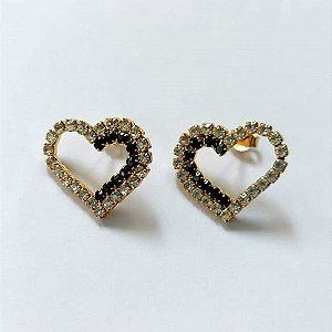 BRINCO FOLHEADO A OURO - BANHADO COM 5 MILÉSIMOS + VERNIZ DIAMOND - BRINCO DE PINO CORAÇÃO VAZADO CRAVEJADO EM MICROS ZIRCÔNIAS NEGRAS E CRISTAIS 18X21MM - OURO866