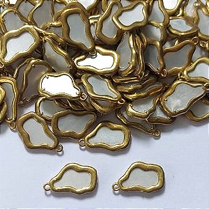 ACESSÓRIO NO BRUTO PRONTO PARA BANHO - (CX.67) PINGENTE NUVEM MADRE PÉROLA 10X16MM - PESO: 0,8GR - (VENDIDO POR UNIDADE) - COMPOSIÇÃO: LATÃO / ACRÍLICO - BRU0003388