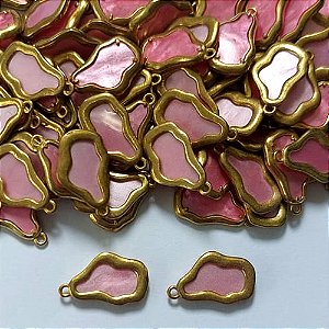 ACESSÓRIO NO BRUTO PRONTO PARA BANHO - (CX.67) PINGENTE NUVEM ROSA 10X16MM - PESO: 0,8GR - (VENDIDO POR UNIDADE) - COMPOSIÇÃO: LATÃO / ACRÍLICO - BRU0003390