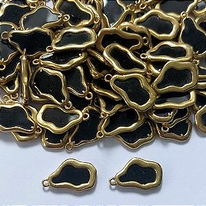 ACESSÓRIO NO BRUTO PRONTO PARA BANHO - (CX.67) PINGENTE NUVEM PRETA 10X16MM - PESO: 0,8GR - (VENDIDO POR UNIDADE) - COMPOSIÇÃO: LATÃO / ACRÍLICO - BRU0003391