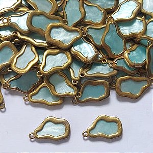 ACESSÓRIO NO BRUTO PRONTO PARA BANHO - (CX.67) PINGENTE NUVEM AZUL CLARA 10X16MM - PESO: 0,8GR - (VENDIDO POR UNIDADE) - COMPOSIÇÃO: LATÃO / ACRÍLICO - BRU0003392