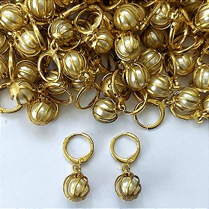 BRINCO NO BRUTO PRONTO PARA O BANHO - BRINCO ARGOLINHA DE PRESSÃO COM PINGENTE PÉROLA 9MM - PESO: 2,4GR - COMPOSIÇÃO: LATÃO / PÉROLA - BRU16317