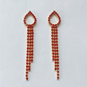 BRINCO FOLHEADO A OURO - BANHADO COM 5 MILÉSIMOS + VERNIZ DIAMOND - BRINCO DE PINO GOTA VAZADA CRAVEJADA EM MICROS ZIRCÔNIAS VERMELHAS 69MM - OURO868