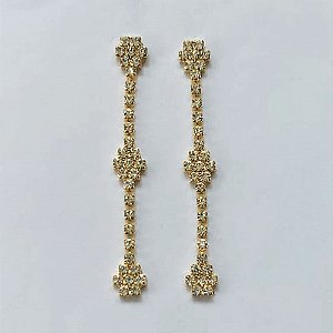 BRINCO FOLHEADO A OURO - BANHADO COM 5 MILÉSIMOS + VERNIZ DIAMOND - BRINCO DE PINO COMPRIDO CRAVEJADO EM MICROS ZIRCÔNIAS CRISTAIS 54MM - OURO869