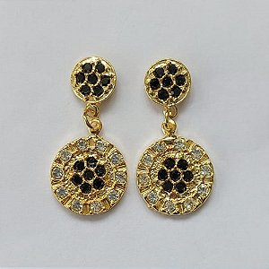 BRINCO FOLHEADO A OURO - BANHADO COM 5 MILÉSIMOS + VERNIZ DIAMOND - BRINCO DE PINO BASE REDONDA CRAVEJADA EM MICROS ZIRCÔNIAS NEGRAS E PINGENTE REDONDO CRAVEJADO EM MICROS ZIRCÔNIAS 14MM - OURO870