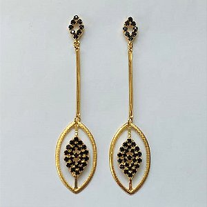 BRINCO FOLHEADO A OURO - BANHADO COM 5 MILÉSIMOS + VERNIZ DIAMOND - BRINCO DE PINO BASE OVAL VAZADA COM CRISTAIS NEGROS E PINGENTE COM HASTE E OVAL COM CRISTAIS NEGROS 85MM - OURO873