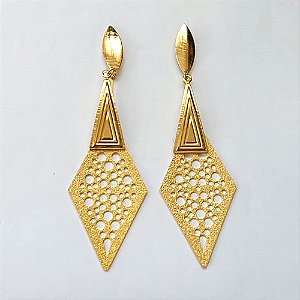 BRINCO FOLHEADO A OURO - BANHADO COM 5 MILÉSIMOS + VERNIZ DIAMOND - BRINCO DE PINO BASE OVAL E PINGENTES GEOMÉTRICOS 86MM - OURO874