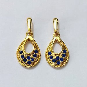 BRINCO FOLHEADO A OURO - BANHADO COM 5 MILÉSIMOS + VERNIZ DIAMOND - BRINCO DE PINO COM PINGENTE GOTA VAZADA CRAVEJADA EM MICROS ZIRCÔNIAS AZUIS 18MM - OURO875