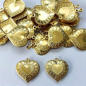 ACESSÓRIO NO BRUTO PRONTO PARA O BANHO - (396) (CX.19) PINGENTE CORAÇÃO DUPLO 24MM - COMPOSIÇÃO: 100% LATÃO - PESO: 2,8GR - BRU0003408