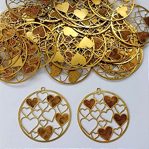 ACESSÓRIO NO BRUTO PRONTO PARA O BANHO - (47) (CX.24) PINGENTE REDONDO COM CORAÇÕES VAZADOS EM FOTOCORROSÃO 41MM - COMPOSIÇÃO: 100% LATÃO - PESO: 1,6GR - BRU0003410