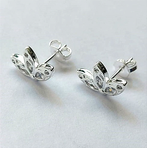 BRINCO FOLHEADO A PRATA COM 50 MILÉSIMO+ VERNIZ DIAMOND - BRINCO DE FLOR COM ZIRCONIAS 12MM - PRA746