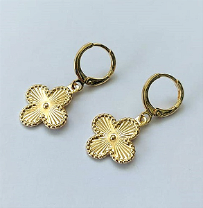 BRINCO FOLHEADO A OURO 5 MILÉSIMOS + VERNIZ DIAMOND - (MODELO VAN CLEEF)ARGOLINHA DE PRESSÃO - TAMANHO 8MMOURO899