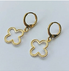 BRINCO FOLHEADO A OURO 5 MILÉSIMOS + VERNIZ DIAMOND - (MODELO VAN CLEEF)ARGOLINHA DE PRESSÃO - TAMANHO 8MMOURO900