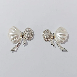 BRINCO FOLHEADA A PRATA COM 50 MILÉSIMOS + VERNIZ DIAMOND - BRINCOS DE PINO COM MICRO ZIRCÔNIAS E PEROLA 20X15MM -PRA760