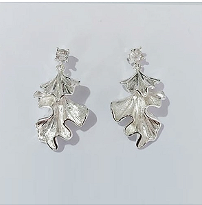 BRINCO FOLHEADA A PRATA COM 50 MILÉSIMOS + VERNIZ DIAMOND - BRINCOS DE PINO MODELO FOLHA DUPLA COM UMA ZIRCONIA 25X16MM -PRA764