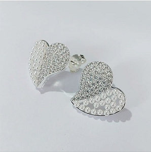 BRINCO FOLHEADA A PRATA COM 50 MILÉSIMOS + VERNIZ DIAMOND - BRINCOS DE PINO MODELO CORAÇÃO EM PEROLA / CRAVEJADAS 23MM -PRA765