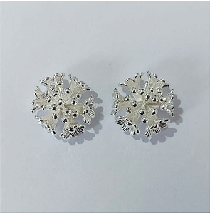 BRINCO FOLHEADA A PRATA COM 50 MILÉSIMOS + VERNIZ DIAMOND - BRINCOS DE PINO MODELO BOUQUE DE FOLRES 18MM -PRA767