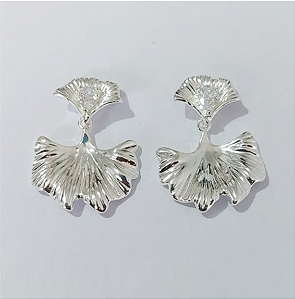 BRINCO FOLHEADA A PRATA COM 50 MILÉSIMOS + VERNIZ DIAMOND - BRINCOS DE PINO MODELO FOLHA 15MM -PRA770