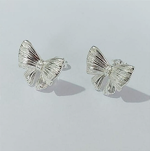 BRINCO FOLHEADA A PRATA COM 50 MILÉSIMOS + VERNIZ DIAMOND - BRINCOS DE PINO MODELO BORBOLETA 15MM -PRA772