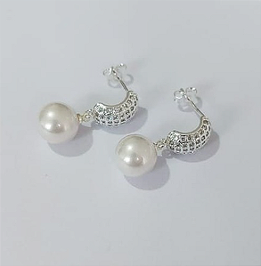 BRINCO FOLHEADA A PRATA COM 50 MILÉSIMOS + VERNIZ DIAMOND - BRINCOS DE PINO MODELO BASE CRAVEJADA E PEROLA 10MM -PRA774