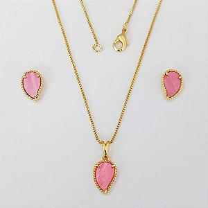 CONJUNTO FOLHEADO A OURO - BANHADO COM 5 MILÉSIMOS + VERNIZ DIAMOND - (CJB922) CONJUNTO COM BRINCOS DE PINO FOLHAS E PINGENTE FOLHA ROSA 12MM - OURO914