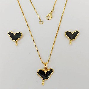 CONJUNTO FOLHEADO A OURO - BANHADO COM 5 MILÉSIMOS + VERNIZ DIAMOND - (CJB918) CONJUNTO COM BRINCOS DE PINO E PINGENTE CORAÇÃO MARTELADO PRETO 15MM - OURO915