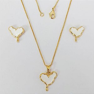 CONJUNTO FOLHEADO A OURO - BANHADO COM 5 MILÉSIMOS + VERNIZ DIAMOND - (CJB918) CONJUNTO COM BRINCOS DE PINO E PINGENTE CORAÇÃO MARTELADO BRANCO 15MM - OURO916
