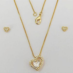 CONJUNTO FOLHEADO A OURO - BANHADO COM 5 MILÉSIMOS + VERNIZ DIAMOND - (CJB812) CONJUNTO COM BRINCOS DE PINO CORAÇÃO COM MICROS ZIRCÔNIAS 4MM E PINGENTE CORAÇÃO CRAVEJADO EM MICROS ZIRCÔNIAS 11MM - OURO917