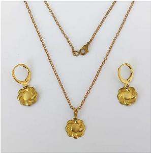 CONJUNTO NO BRUTO PRONTO PARA O BANHO - (E2025) FLOR 14MM / CONJUNTO COM CORRENTE CADEADO 45CM COM BRINCOS ARGOLINHA DE PRESSÃO - PESO: 3.8GR - COMPOSIÇÃO: 100% LATÃO - BRU0003442