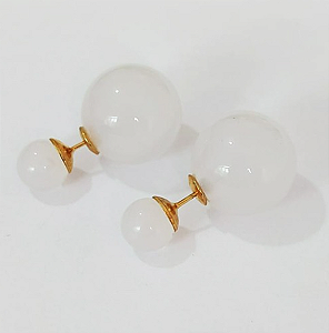 BRINCO FOLHEADO A OURO - BANHADO COM 5 MILÉSIMOS + VERNIZ DIAMOND - BRINCO DE PINO COM PÉROLAS OLHO DE GATO - OURO922