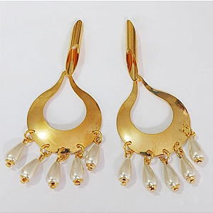 BRINCO FOLHEADO A OURO - BANHADO COM 5 MILÉSIMOS + VERNIZ DIAMOND - BRINCO PINDURICALHO EM PEROLAS ( TAMANHO 35MM- OURO947