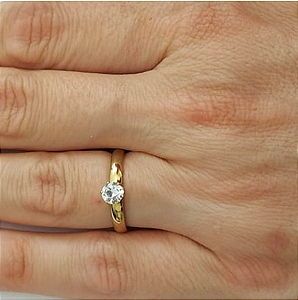 CX/36)ANEL EM AÇO INOXIDAVEL DOURADO(CAIXA COM NUMERO VARIADOS DO 14 ATE 24) ZIRCONIA CRISTAL AÇO2273