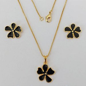 CONJUNTO FOLHEADO A OURO - BANHADO COM 5 MILÉSIMOS + VERNIZ DIAMOND - (CJB1010) CONJUNTO COM BRINCOS DE PINO E PINGENTE FLOR PRETA 15 MM - OURO950