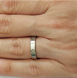 CX/36)ALIANÇA EM AÇO INOXIDAVEL LARGURA 3MM(DETALHE PARAFUSO E ZIRCONIA (CAIXA COM NUMERO VARIADOS DO 14 ATE 28) AÇO2281