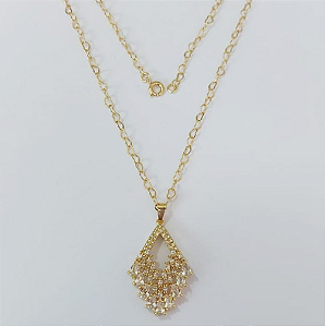 GARGANTILHA FOLHEADO A OURO - BANHADO COM 5 MILÉSIMOS + VERNIZ DIAMOND - COM PINGENTE TODO CRAVEJADO E CORRENTE DE 45CM / PINGENTE 30X20MM- OURO959
