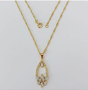 GARGANTILHA FOLHEADO A OURO - BANHADO COM 5 MILÉSIMOS + VERNIZ DIAMOND - COM PINGENTE E CORRENTE DE 45CM / PINGENTE TODO CRAVEJADO EM MICRO ZIRCONIAS - OURO964