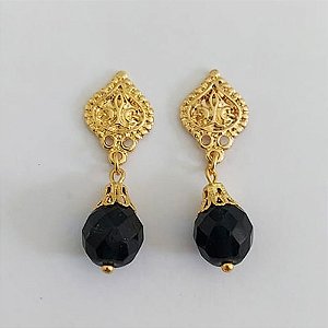 BRINCO FOLHEADO A OURO - BANHADO COM 5 MILÉSIMOS + VERNIZ DIAMOND - BRINCO DE PINO BASE DESENHADA E PEDRA PRETA SEXTAVADA 32MM-OURO974