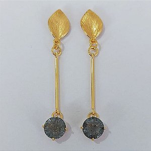 BRINCO FOLHEADO A OURO - BANHADO COM 5 MILÉSIMOS + VERNIZ DIAMOND - BRINCO DE PINO BASE DESENHADA FOLHA COM ZIRCÔNIA CINZA FUSIOM 10MM-OURO979