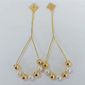 BRINCO FOLHEADO A OURO - BANHADO COM 5 MILÉSIMOS + VERNIZ DIAMOND - BRINCO DE PINO BASE DESENHADA COMPRIDO COM BOLAS LISAS E PÉROLAS 8MM ( 100MM) -OURO981