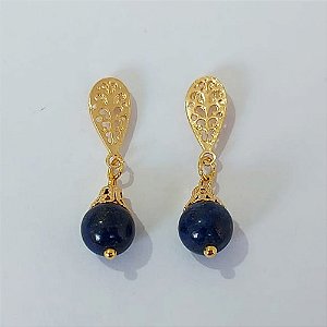 BRINCO FOLHEADO A OURO - BANHADO COM 5 MILÉSIMOS + VERNIZ DIAMOND - BRINCO DE PINO BASE VAZADA DESENHADA COM PEDRA AZUL MARINHO 31MM OURO993