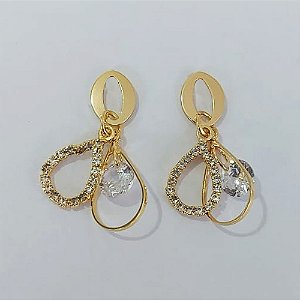 BRINCO FOLHEADO A OURO - BANHADO COM 5 MILÉSIMOS + VERNIZ DIAMOND - BRINCO DE PINO COM BASE VAZADA COM ZIRCÔNIA E COM MICRO ZIRCÔNIAS BRANCA 30MM OURO995